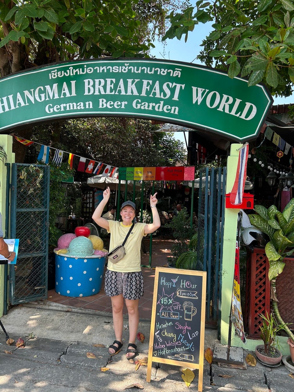 Thailand - Pai - Ein kleiner Nachtrag zu gestern: Wir MUSSTEN es einfach ausprobieren! Ein deutscher Biergarten in Thailand. Und man muss sagen, das Essen sah lecker aus. Und es gab ne Menge deutsches Bier. Für einen von uns gab es Pfannkuchen. Der andere bekam nur Wasser (Magen und so) 🇩🇪 