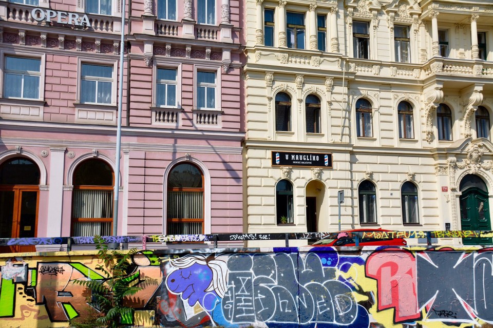 Tschechische Republik - Prag - Graffiti vor Häusern