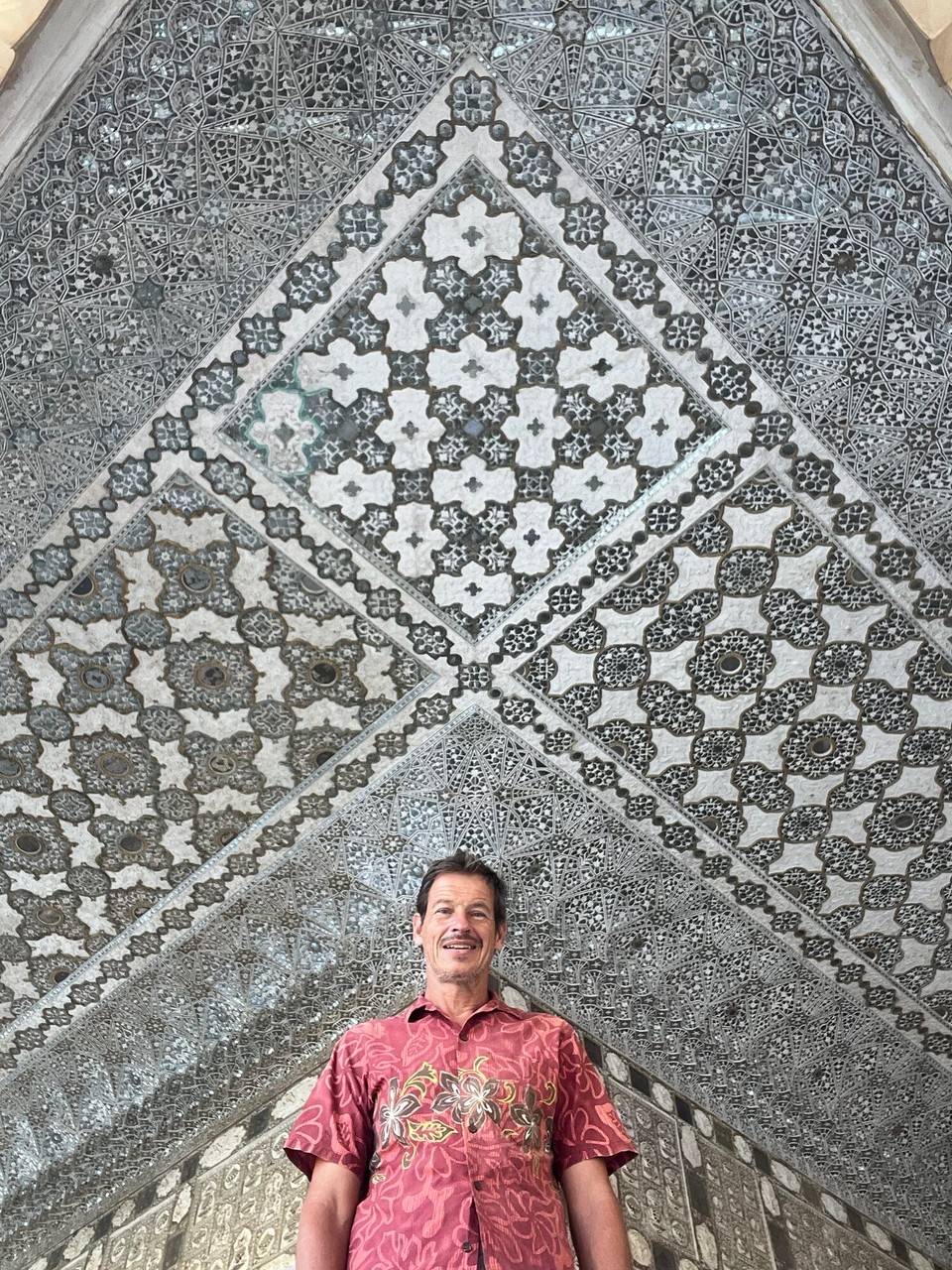 Indien - Jaipur - Hunderte von kleinen Spiegeln bedeckten das Winterschlafgenach des Maharadschas. Mit dem Licht der Öllampen funkelt die denke wie ein Sternenmeer.