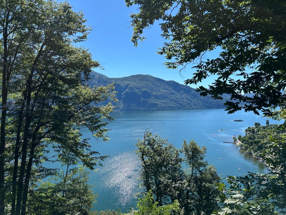 Italien - Cannobio - Der Weg hat wunderschöne Ausblicke auf den Lago 