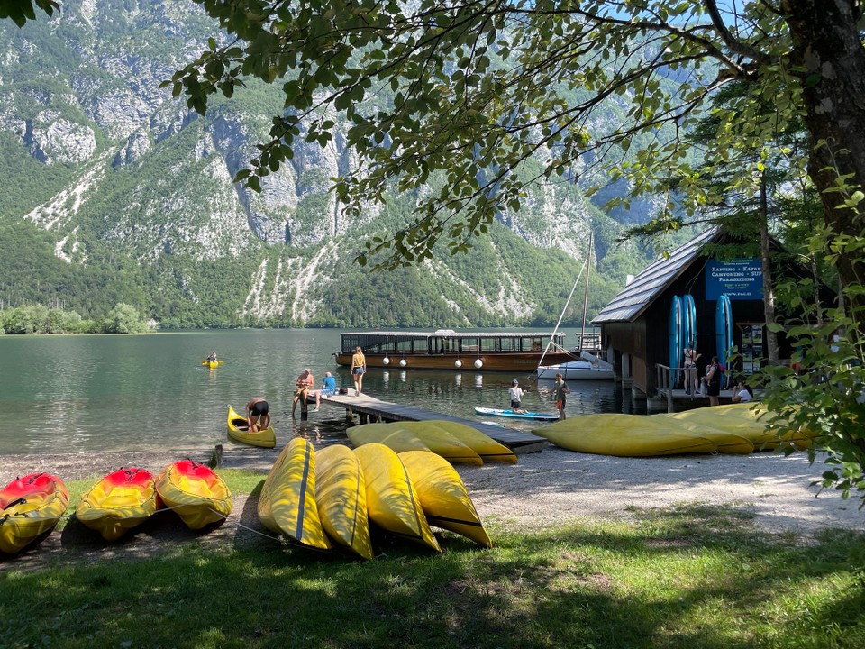 Slowenien - Bohinj - Hier konnte man sich Boote und SUPs stundenweise ausleihen, was wir auch gemacht haben. 