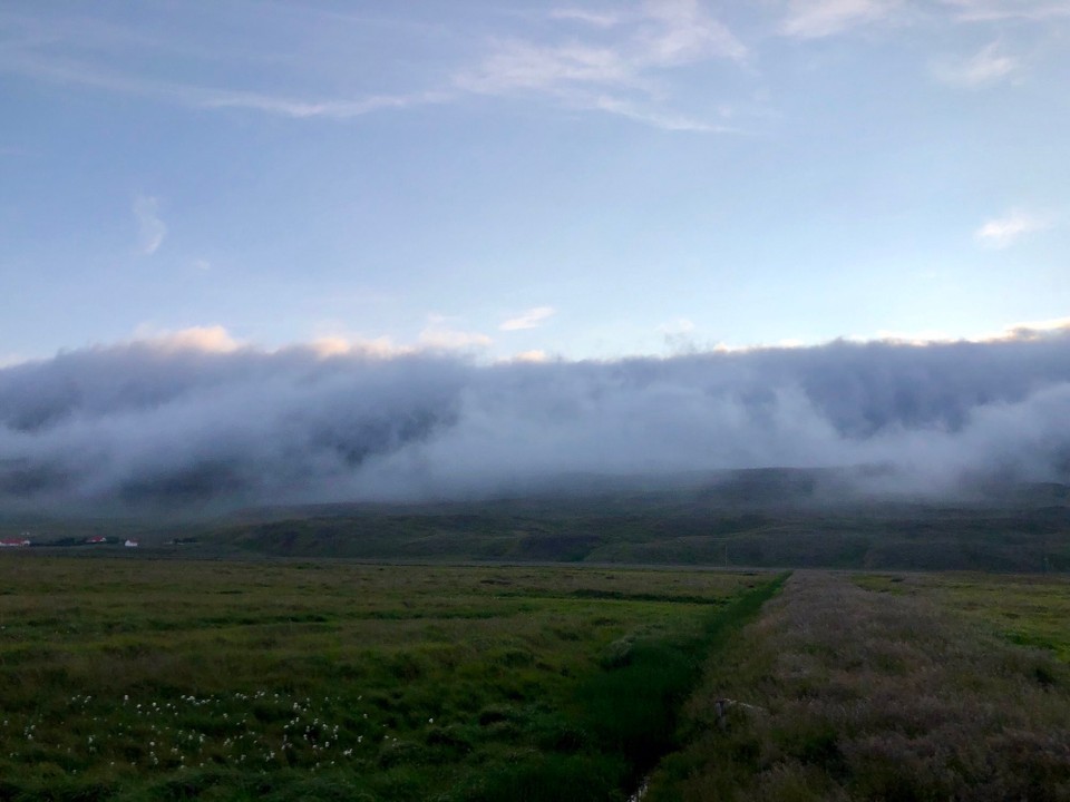 Island - Húnaþing vestra - Von hier aus kann man sich nun schon wieder über die schönen Wolken freuen. Sehen echt toll aus, wenn man nicht mitten drin steckt...😀👍