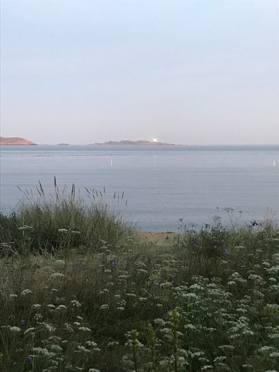 Norwegen - Mandal - Was da in der Ferne leuchtet ist ein Leuchtturm 