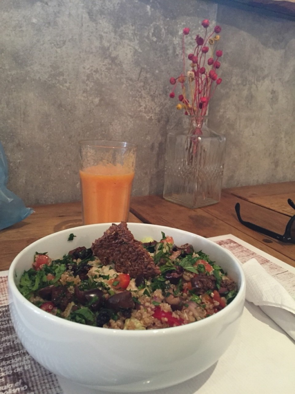 Argentinien - Salta - Quinoa Tabbouleh Salad in Chirimoya - Yammy!
