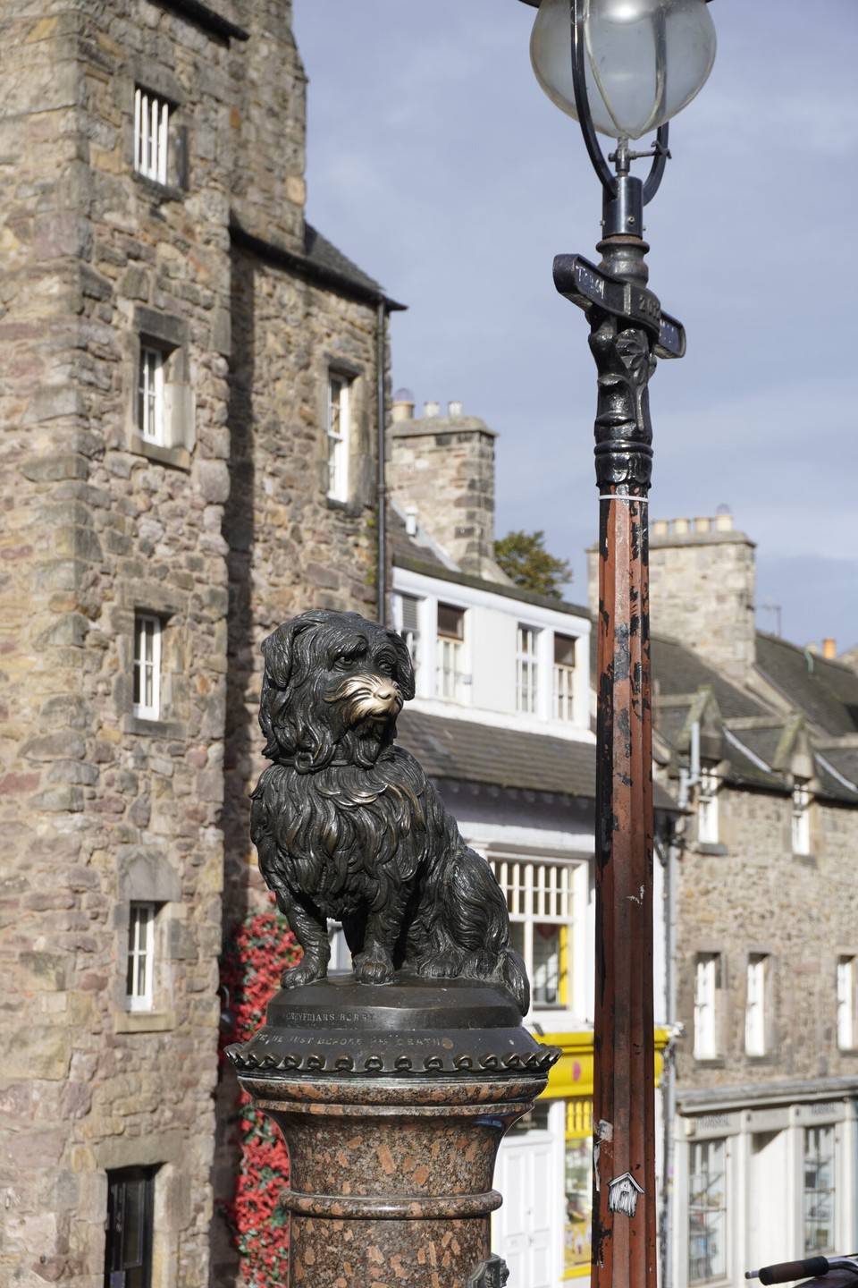 Vereinigtes Königreich - Edinburgh - Das isch de Bobby. Wer ihn streichlet und über d'Schnautze tätschlet, hed Glück im Läbe.
 (oder so). Die Chance hend mer eus nid entgo loh.