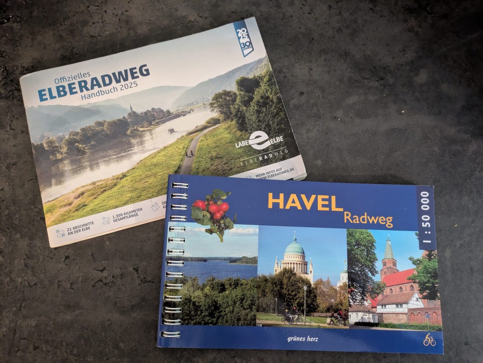 Deutschland - München - Es geht wieder los......
Herzlich willkommen zu einer kleinen Fahrradreise. Dieses Mal von Hamburg nach Berlin, erst an der Elbe, dann an der Havel. Es ist ein Geschenk meines Bruders zu meinem diesjährigen runden Geburtstag und zum Glück begleitet er mich. Ich freue mich so sehr!!!!