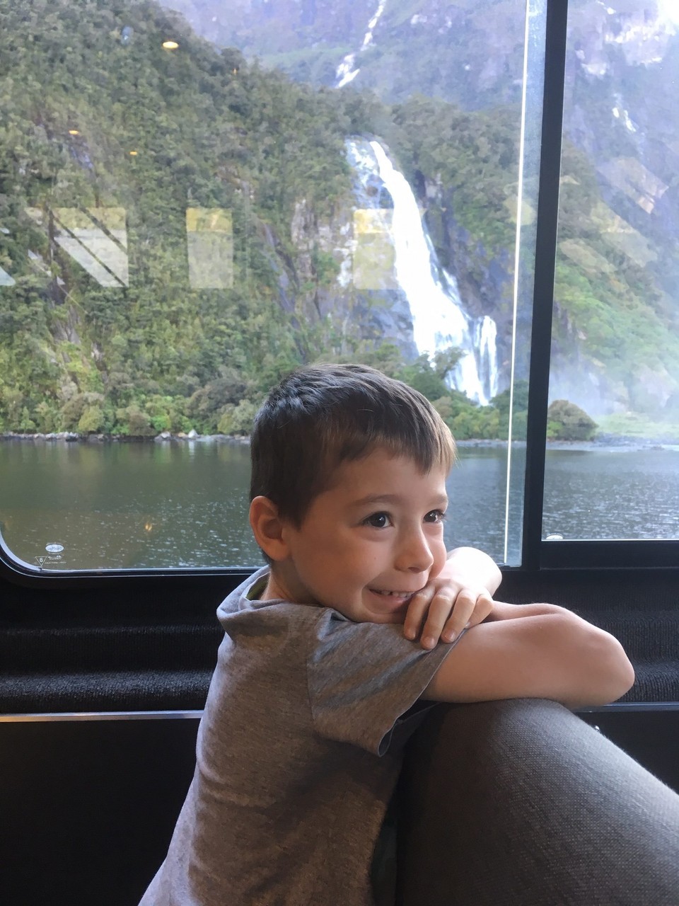 Neuseeland - Milford Sound - Nicolas vor den Bowen Falls.