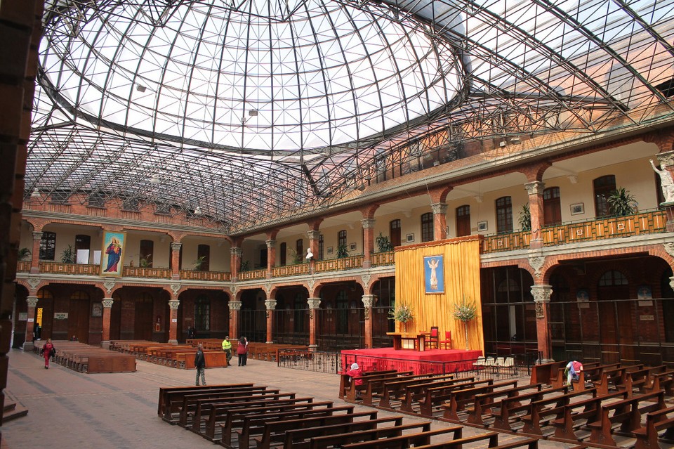 Colombia - Bogotá - Seitenraum mit Kuppel. Die Kirche wurde immer wieder erweitert, sonntags ist auch der Vorplatz voll mit Leuten.