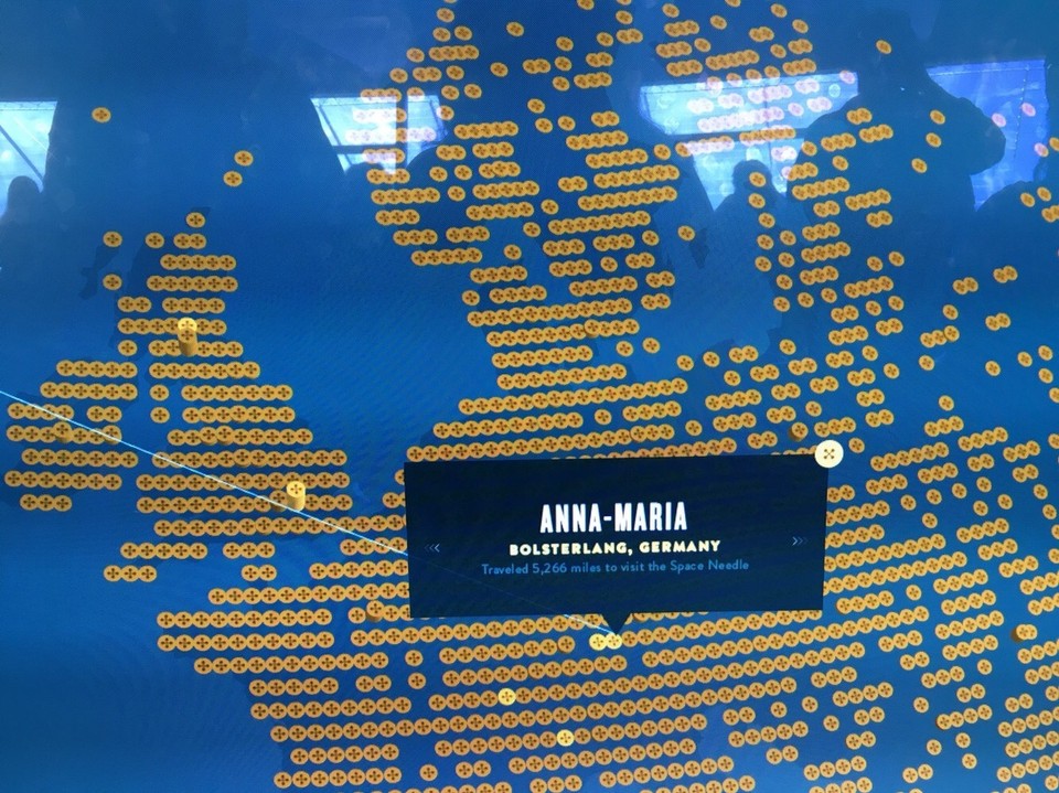 USA - Seattle - Jop soooooo weit bin ich gereist, nur um die Space Needle zu sehen ;) Leider kennen die hier in Seattle zu unserer Postleitzahl nur Bolsterlang - ich hab aber beantragt, dass dies verändert wird 