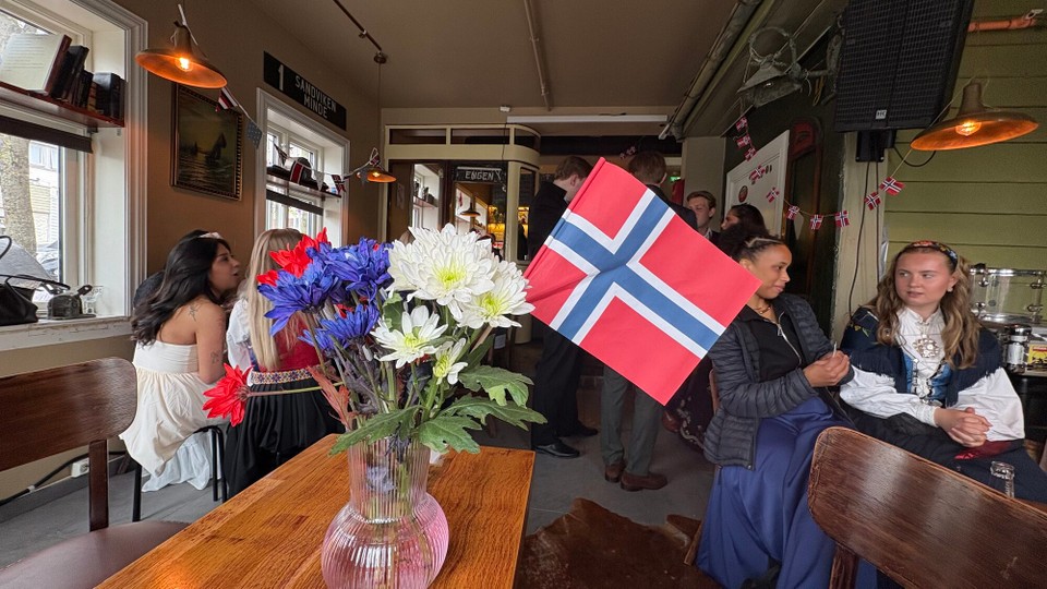 Norwegen - Bergen - Überall Deko der Nationalfarben 