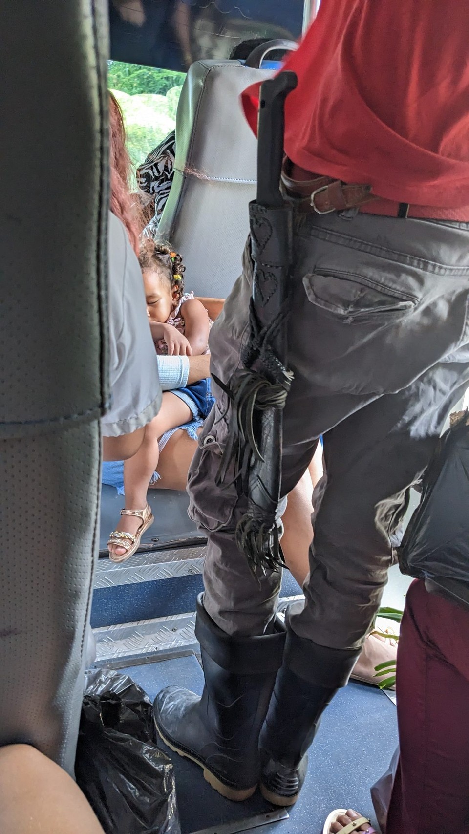 Kolumbien - Palomino - Hier darf jeder in den Bus steigen, Waffe hin oder her :p 