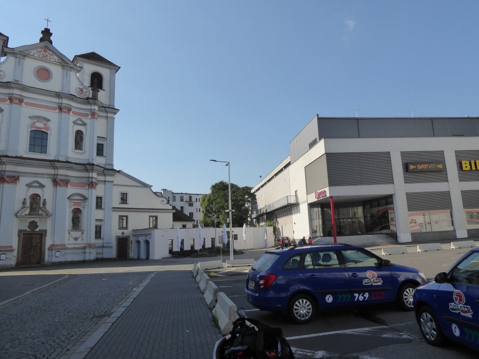 Tschechien - Mělník - Den Blick zurück gab es heute früh von der Hoteltür. So merkwürdig! Ich habe hier direkt im Usti-Zentrum gewohnt und die ganze Nacht war Totenstille. Keine grölenden Menschen, keine Unterhaltungen, keine Autos. Ich musste nachts gleich mehrfach überprüfen, ob ich noch richtig bin.