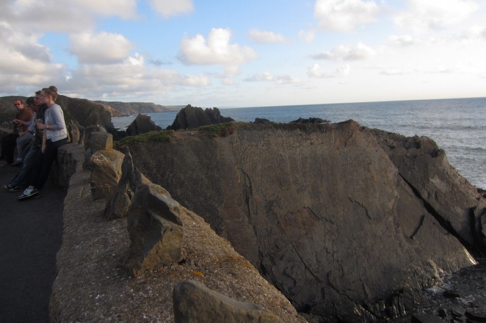 Vereinigtes Königreich - Hartland Quay - Warten auf den Sonnenuntergang