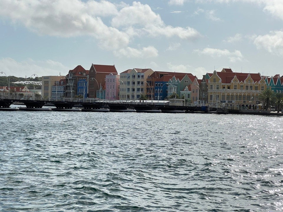 Curaçao - Willemstad - die bunten Giebelhäuser im Gegenlicht 
