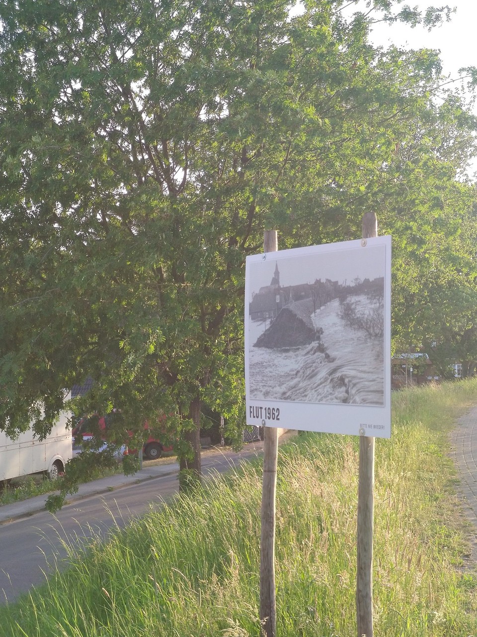 Deutschland - Hamburg - Und dann habe ich diese Tafel entdeckt. Unvorstellbar. Die Macht des Wassers. Deich also sehr notwendig.