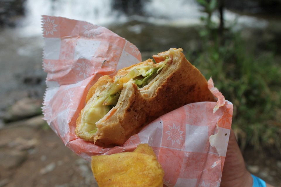 Kolumbien - Villa De Leyva - Unser Mittagessen  - ein in VdL erstandenes Schinken-Käse-Sandwich mit Patacones (Chips aus Platanos) 
