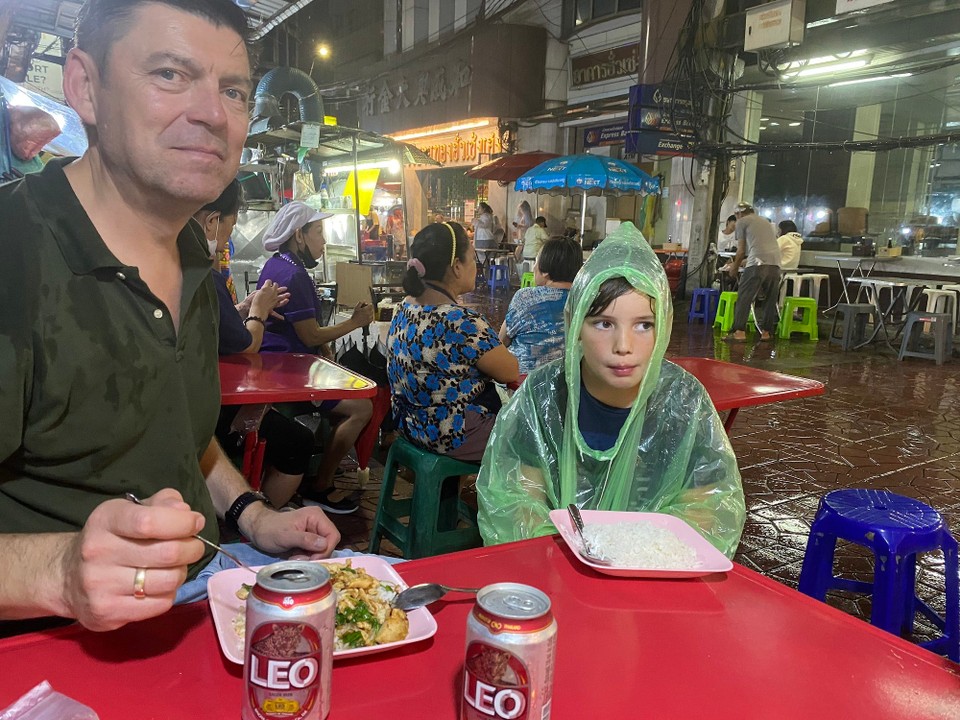 Thailand - Bangkok - Chinatown im Regen, da haben wir uns erstmal
mit stylischer Regenbekleidung ausgestattet.
Das erste Reisgericht für uns auf dem Street Food Market.