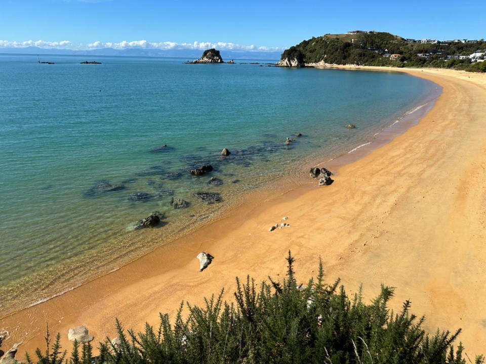 Neuseeland - Abel Tasman National Park - … und glasklares Wasser entlang des Abel Tasman Costal track’s 