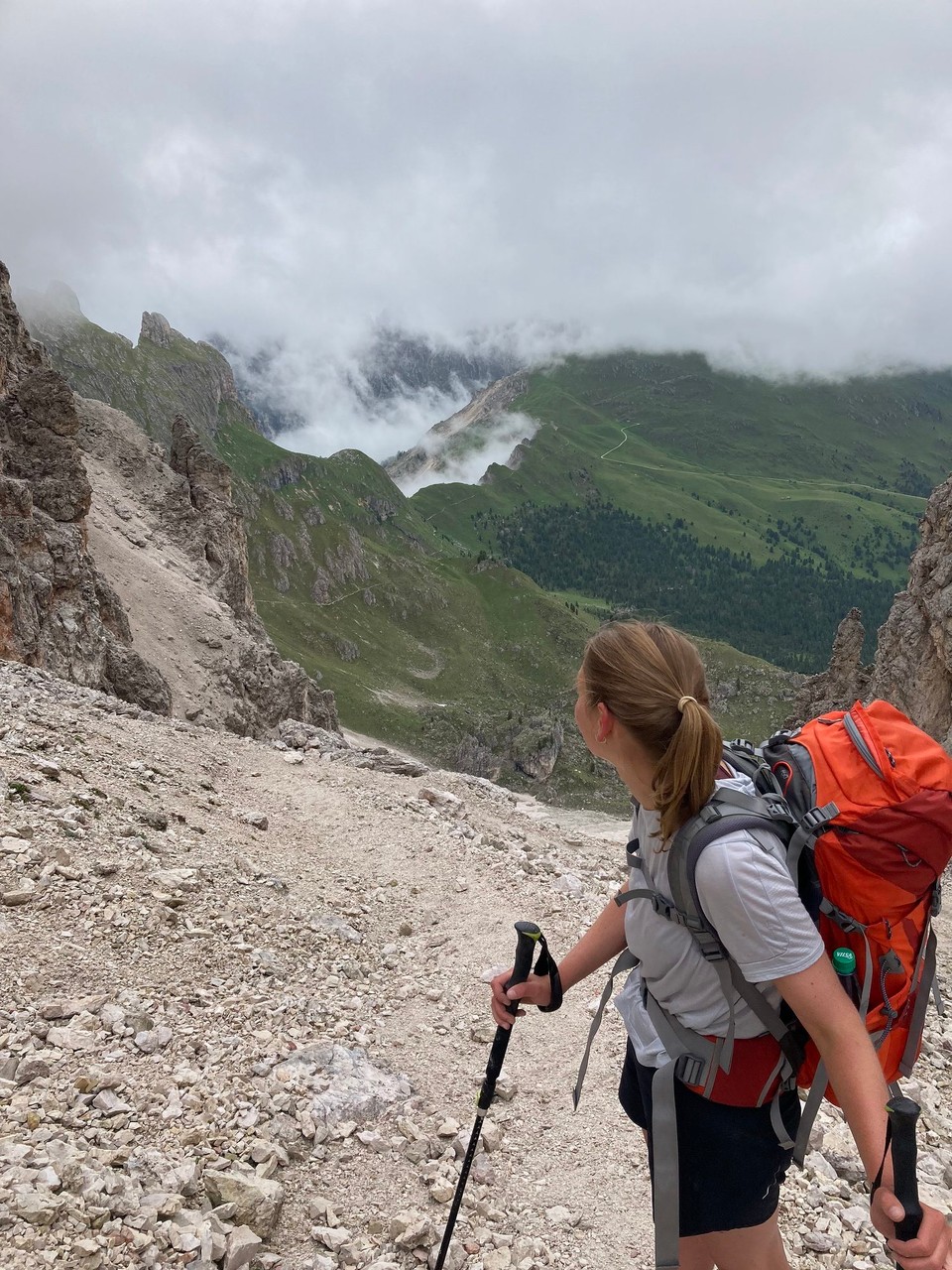 Italien - St. Christina in Gröden - Die Wolken geben die Medalges im Rückblick frei