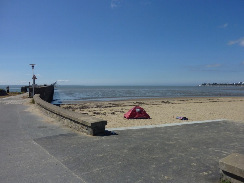 Frankreich - Nantes, St. Nazaire, Cote d´Amour - ....einsamer Strandurlauber...