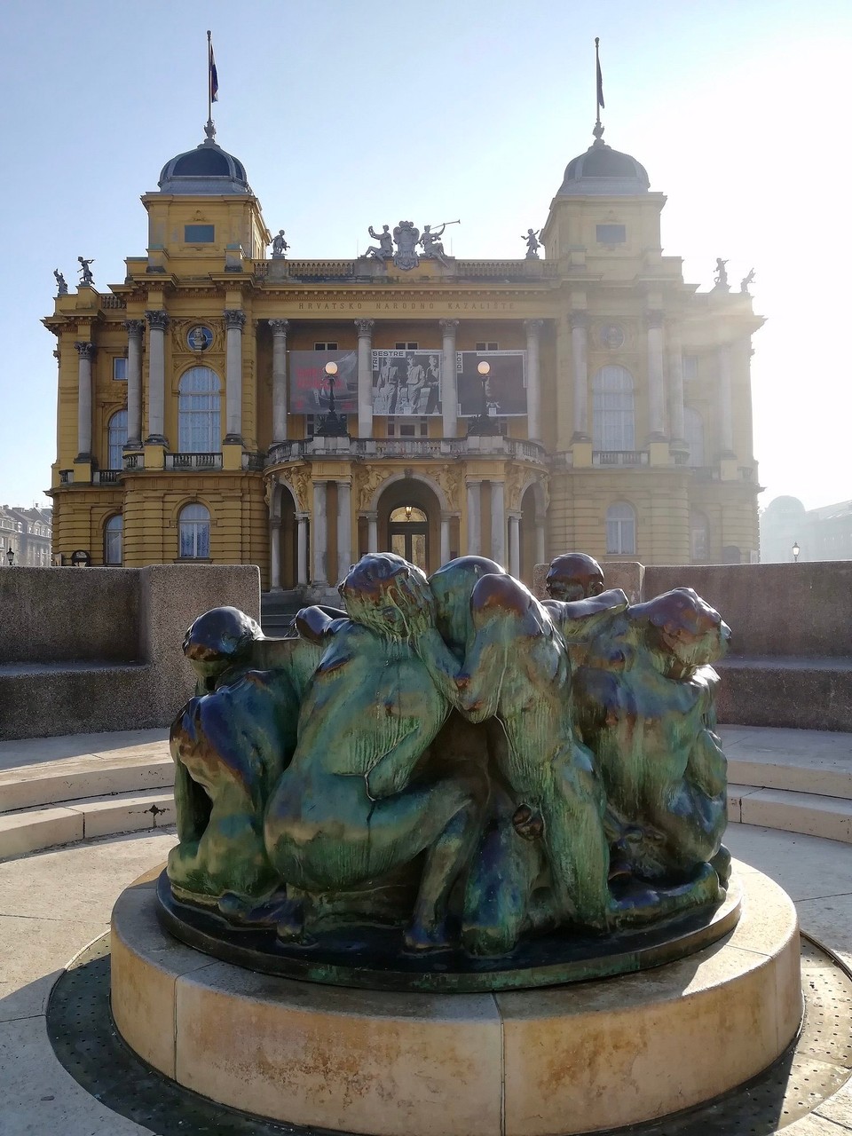 Kroatien - Zagreb - National Theater | Bronzebrunnen