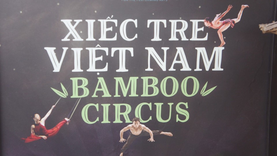 Vietnam - Hội An - Der Bambus-Zirkus in Hoi An. Kein Folklorekitsch, sondern Überraschend professionelle Choreografie, Tanz, Musik, Artistik und Slapstick. Sehenswert!