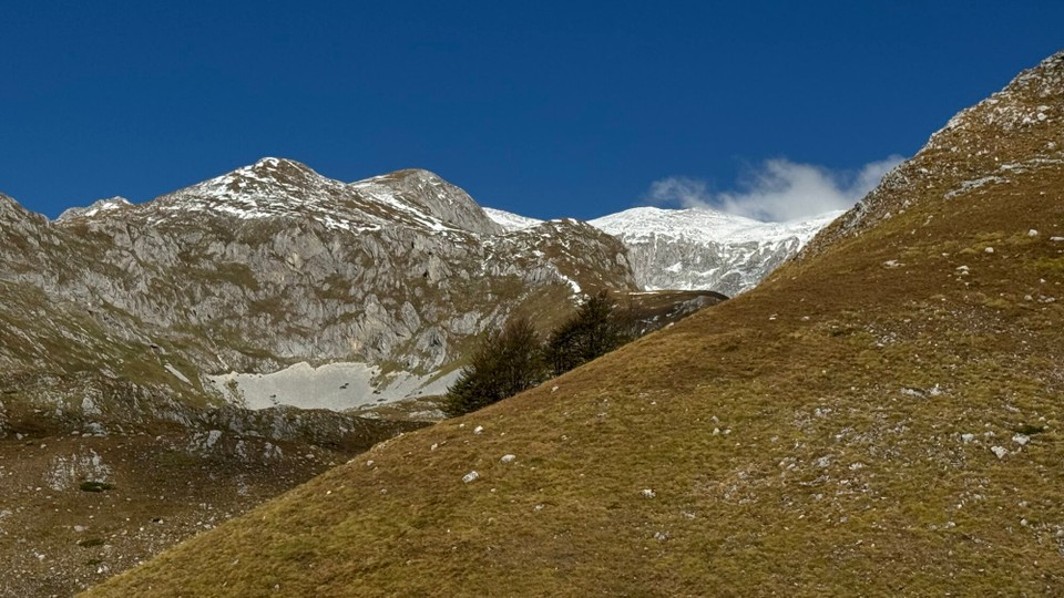 Montenegro - Plužine - Ja, es ist wirklich Schnee auf den Gipfeln.