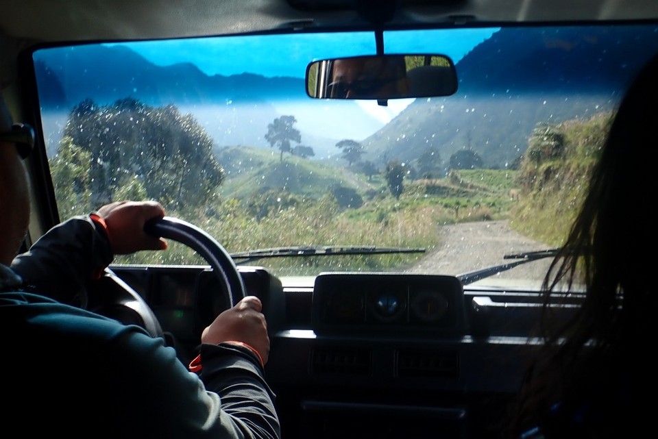 Kolumbien - Manizales - Bis zum Ausgangspunkt sind es ca.50 km. Jedoch auf richtigen Schotterpisten mit old school Jeeps.....