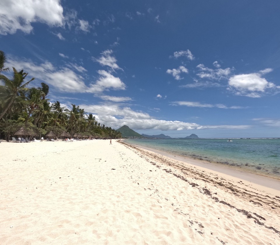 Mauritius -  - „Flic en Flac“ ist eine der am häufigsten genannten Antworten auf die Frage: „Was muss man im Urlaub auf Mauritius in jedem Fall gesehen haben?“.
Der gleichnamige Strand des Ortes Flic en Flac gilt als der schönste und längste der Insel. Zu diesem luxuriösen Ort kommen Jährlich 500.000 Besucher. 