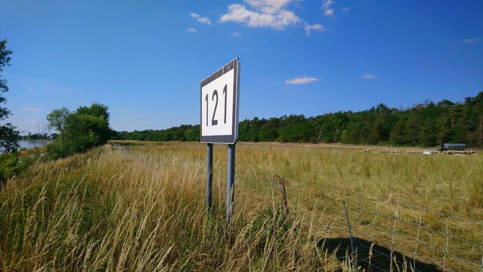 Deutschland - Riesa - 1880 sollte die Elbe vermessen werden. Die Sachsen fingen von Tschechien an die Preußen von der Mündung. Leider gab es am Treffpunkt eine Differenz von einem Kilometer und sie konnten nicht klären, wer den Fehler gemacht hat. Kurzerhand wurde dieser Kilometer zusätzlich eingefügt....