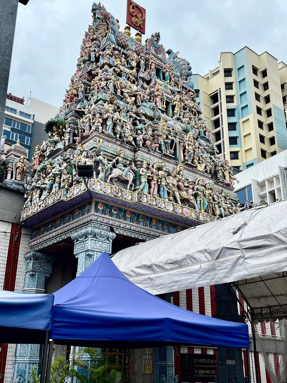 Singapur - Singapur - Tempel in Little India! In unmittelbarer Nähe gibt es noch eine Moschee. Kirche, orthodoxe Kirche und noch ein Tempel, alles friedlich nebeneinander