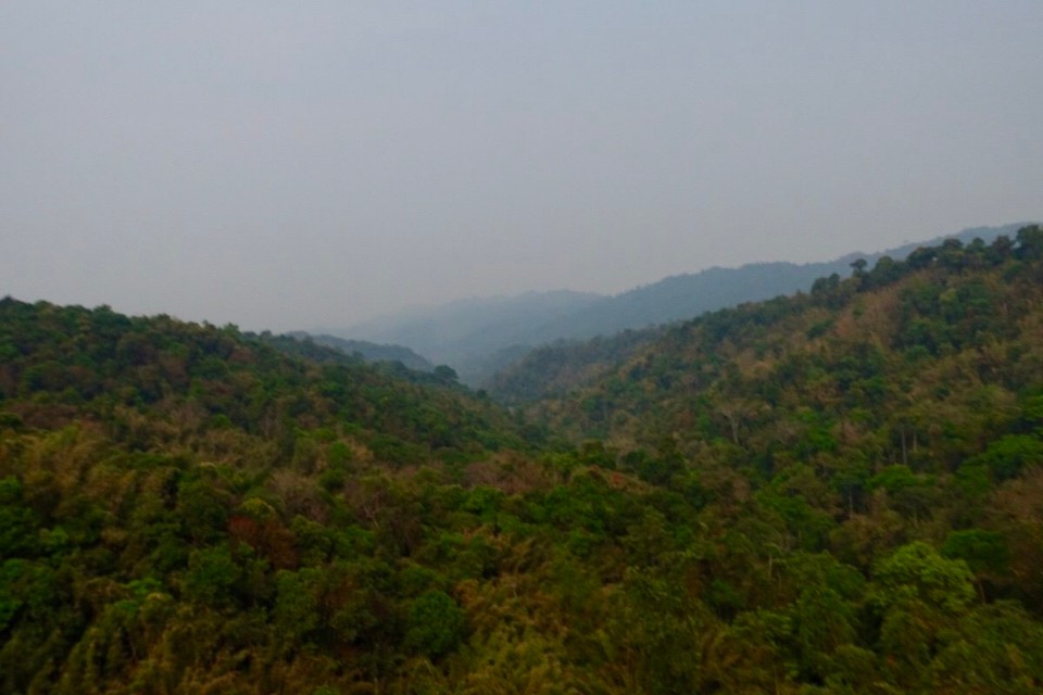Laos - Huay Xai - Dristet meg til å filme og ta bilder mens jeg ziplina, her er utsikten, omtrent 100 meter over bakken. 