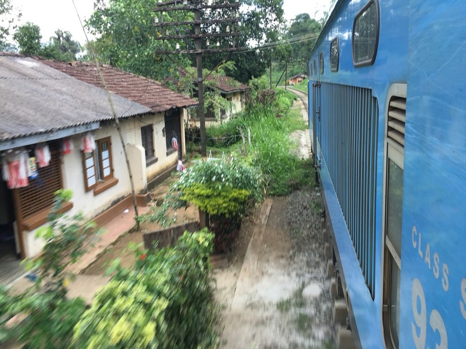 Sri Lanka - Kandy - Endlich setzt sich der "Express" Zug in Bewegung. Der Platz neben mir ist frei. 