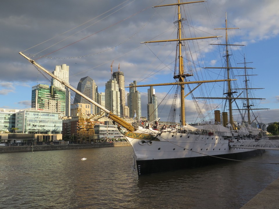 Argentina - Buenos Aires - Vieux bateau dans un quartier moderne