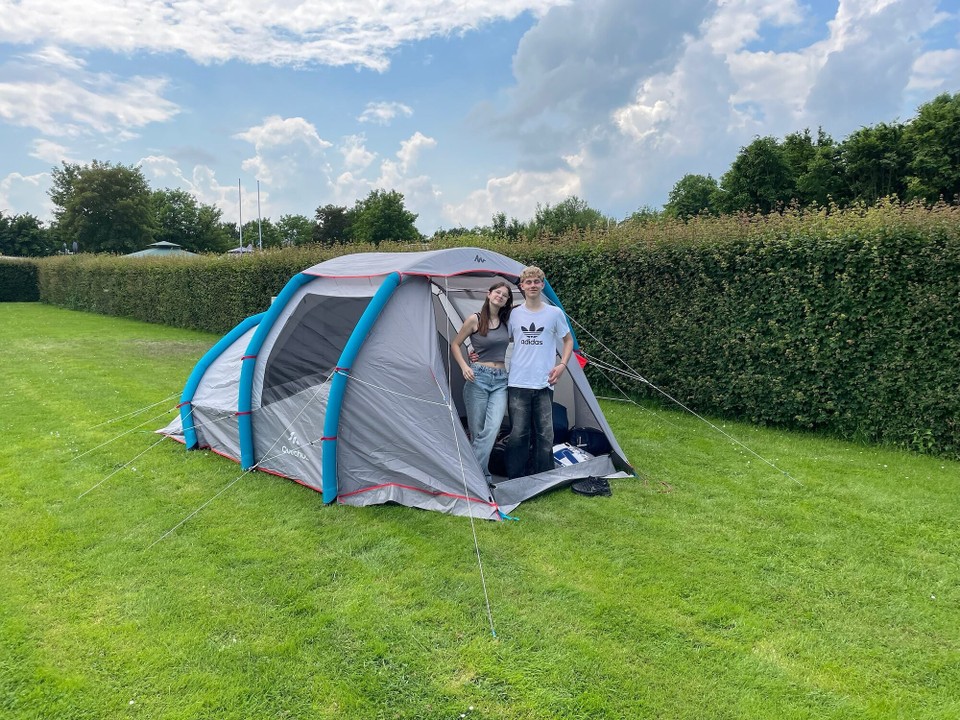 Belgien - Kinrooi - Obwohl Premiere, haben die Zwei Ihren Übernachtungsplatz selbst aufgebaut und hatten als einziges Zelt auf dem Zeltplatz genug Intimspäre