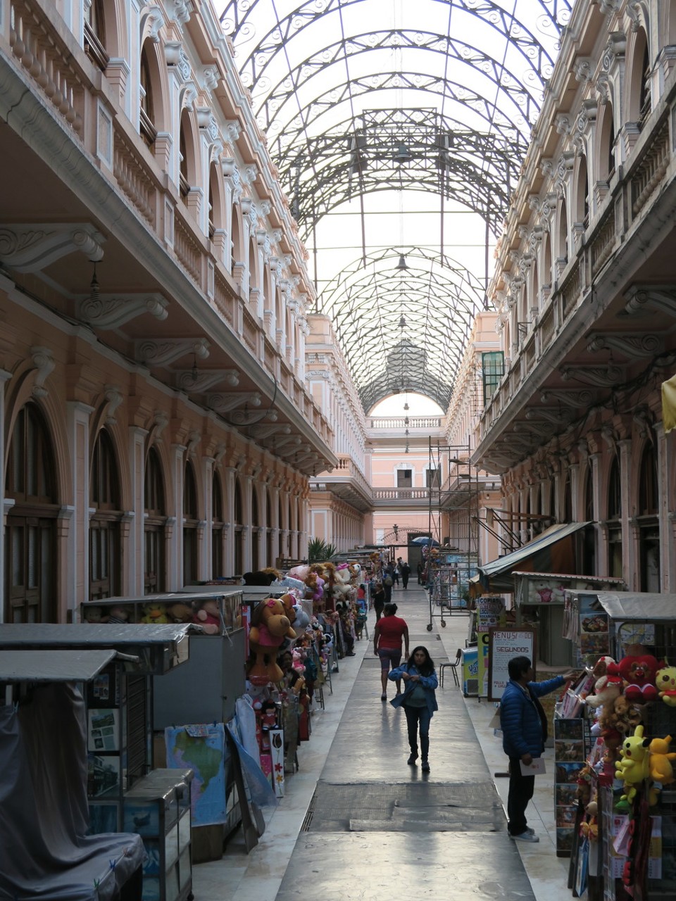 Peru - Lima District - Rue commercante dans le quartier historique