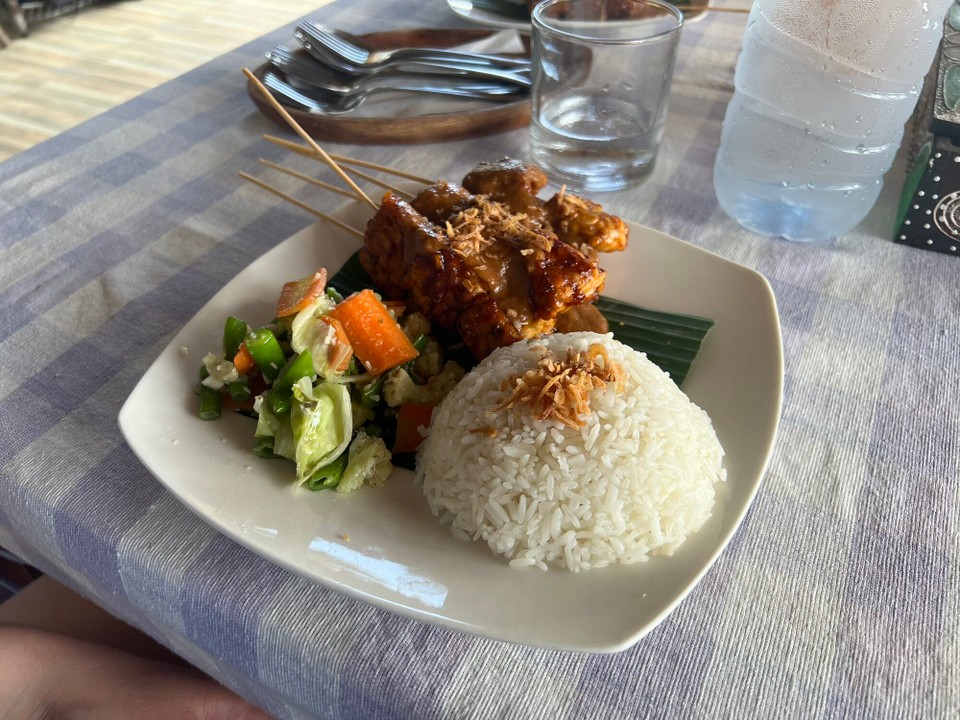 Indonesien - Klungkung - Satay Tempe