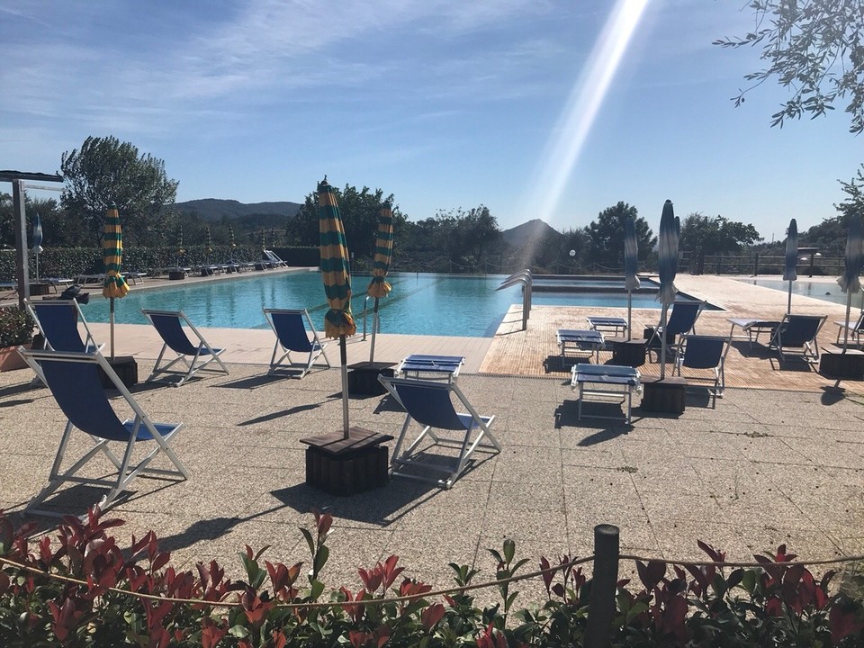 Italien - Montecatini Terme - Toller Pool 🏊‍♀️... allerdings lud dieser auf Grund des Windes nicht zum Baden ein. 