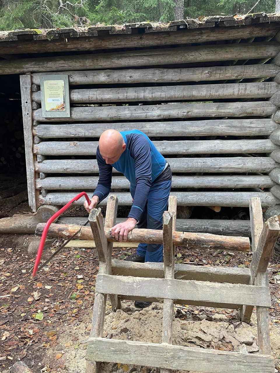Finnland - Mustajärvi - Mann macht Feuer und…