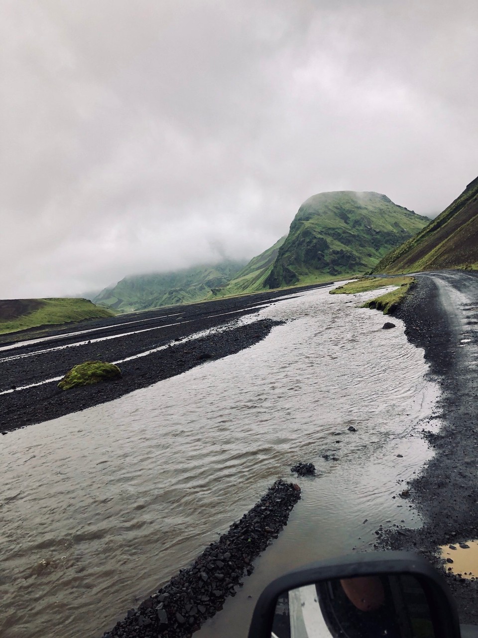 Island - Mýrdalshreppur - Klar... warum führt die Strasse nicht gleich mitten durchs Flussbett? Hoffentlich regnet es nun nicht die ganze Nacht durch..,.