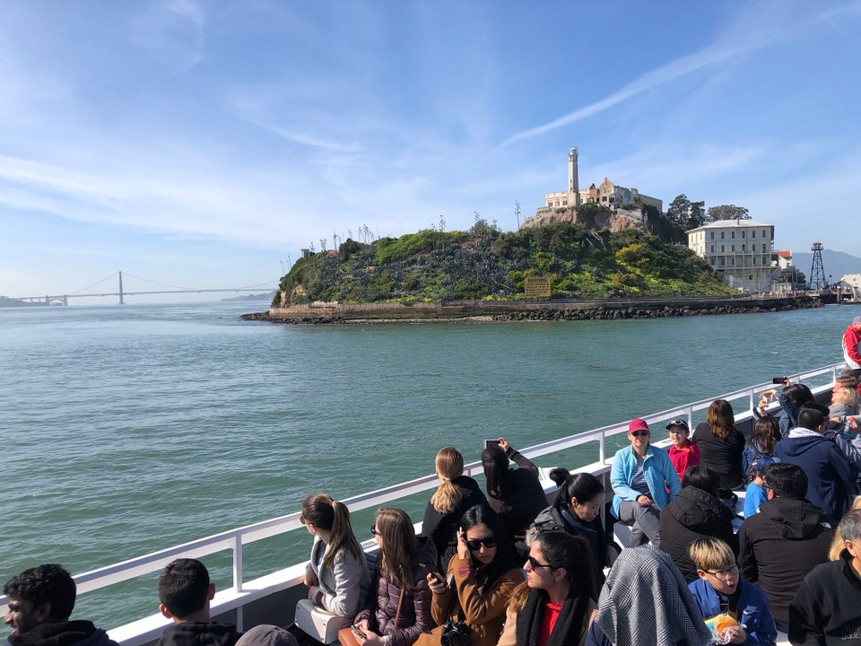 Vereinigte Staaten - San Francisco - Blick zurück auf Alcatraz, links die Golden Gate Bridge,