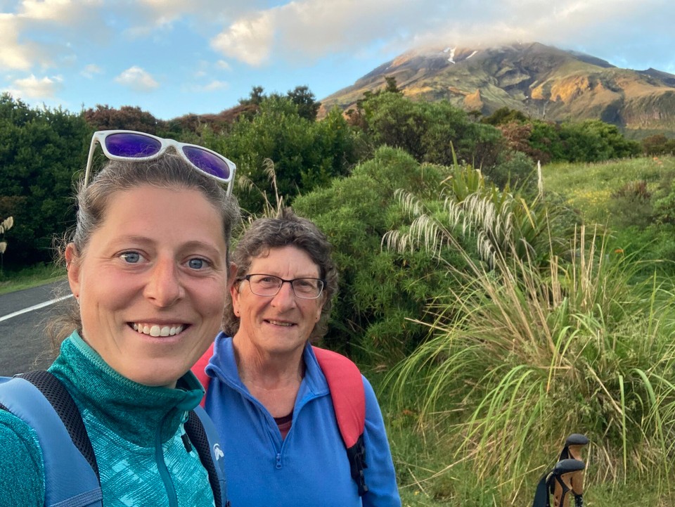 Neuseeland - Egmont National Park - Wendy und ich starten gemeinsam am Parkplatz, sie zu einer Wanderung am Berg, ich zum Gipfel 🤓