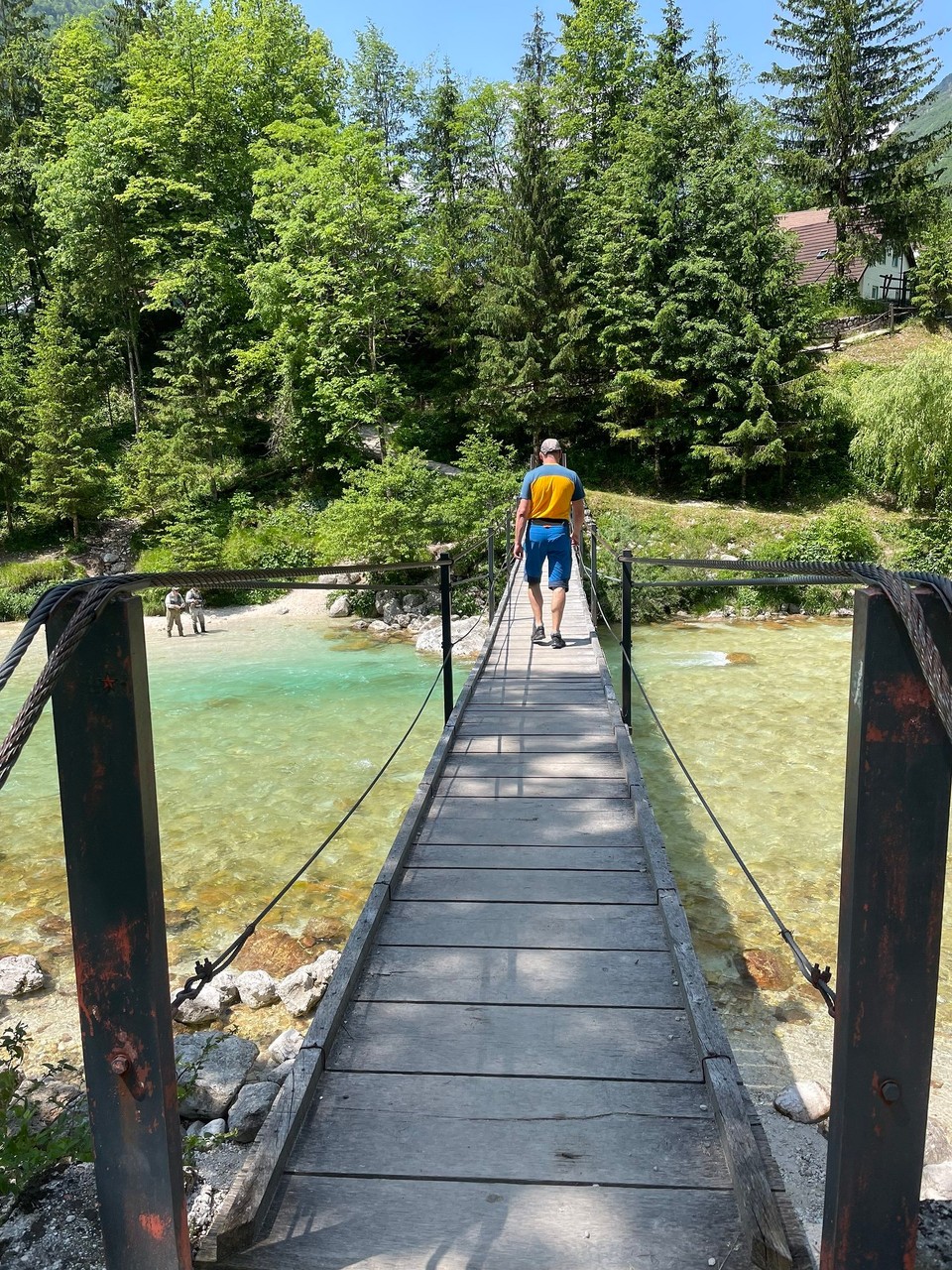 Slowenien - Soča - Immer wieder gehen Hängebrücken über den Fluss 