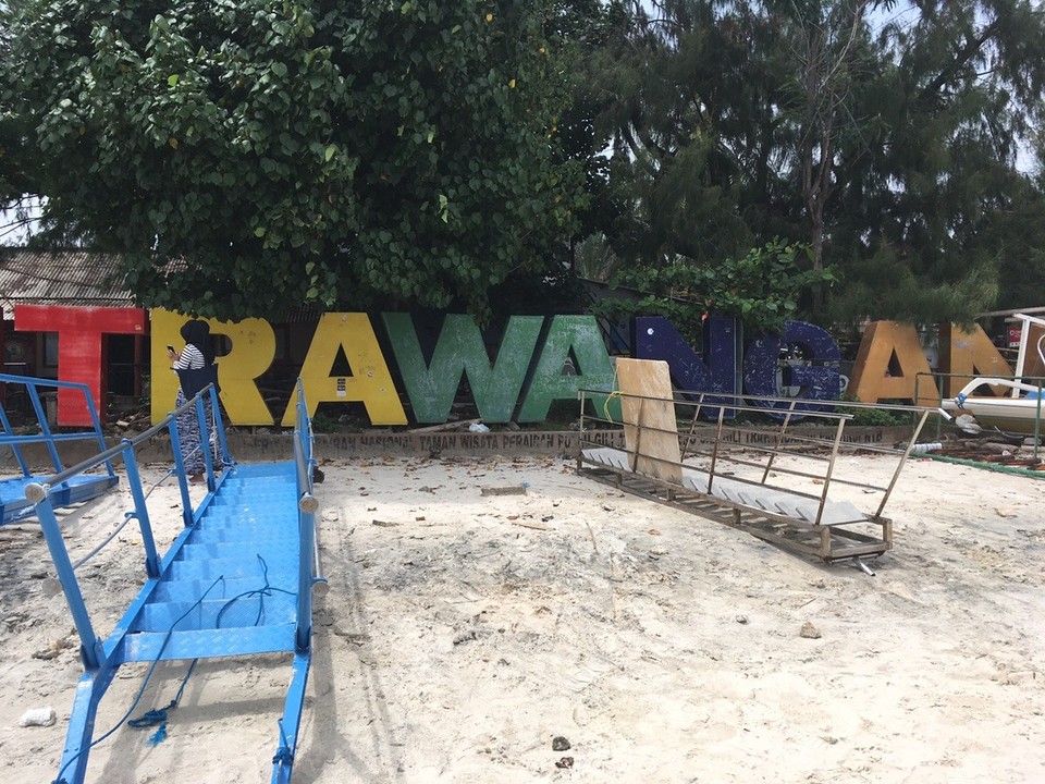 Indonesien - Lombok Utara - So ein schöner Schriftzug, aber so zugebaut/zugemüllt, wirklich schade drum.
