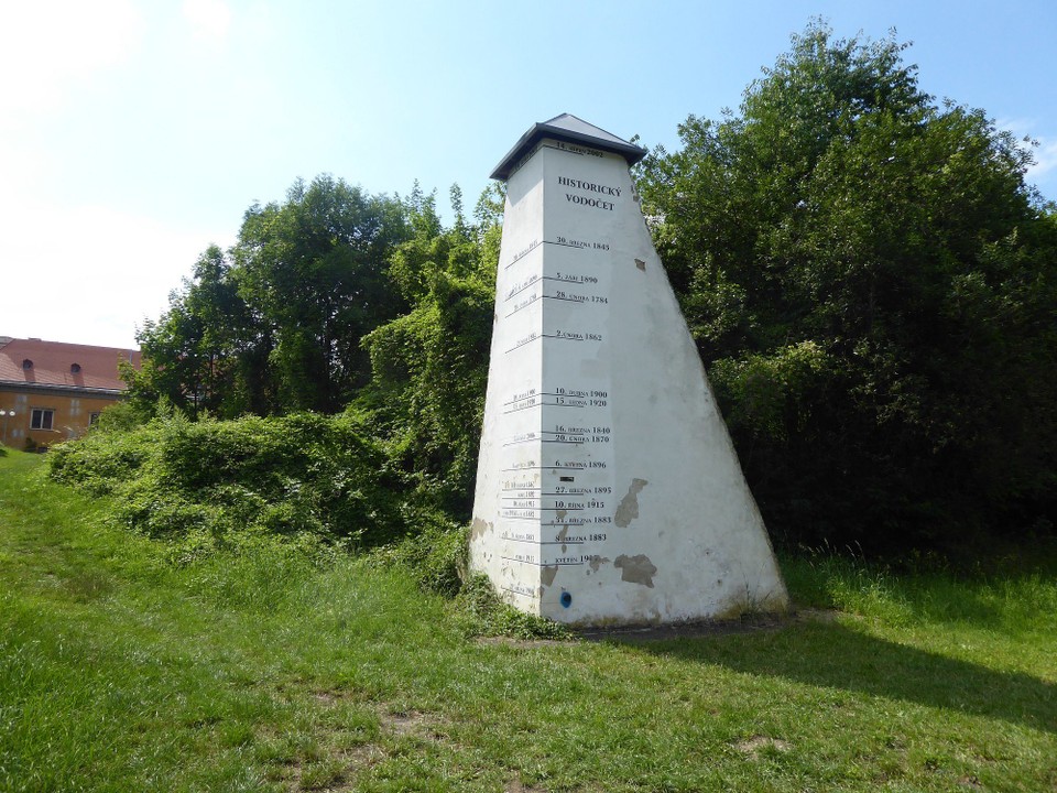 Tschechien - Mělník - Diese Hochwassermarke war besonders beeindruckend. Erst stand ich etwas ratlos davor und schaute mir die Daten an, aber dann schweifte mein Blick nach ganz, ganz oben.  Puh! Im Hintergrund sieht man Häuser. Die müssen komplett unter Wasser gestanden sein.
