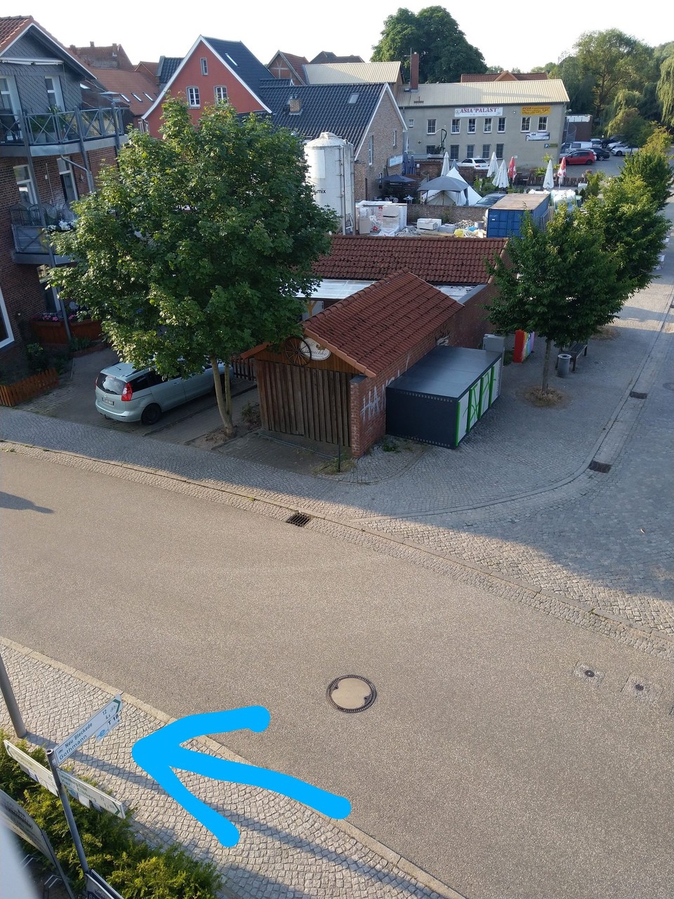 Deutschland - Dömitz - Fing lustig an: Aus meinem Zimmerfenster habe ich schon den Startpunkt der heutigen Tour entdeckt. Seht Ihr das kleine e?