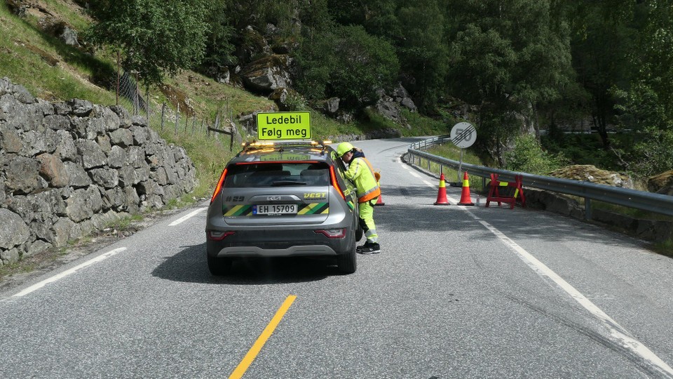 Norwegen - Eidfjord - Straßenbau in Norwegen mit Begleitfahrzeug