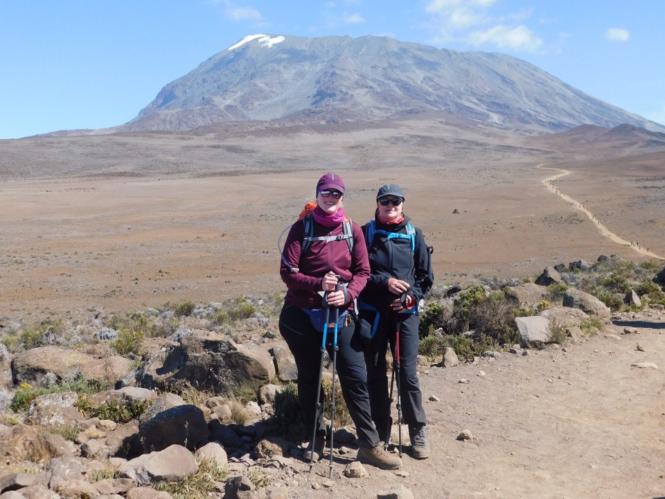 Tansania -  - Vor dem Kibo, der Weg zum Base Camp im Hintergrund