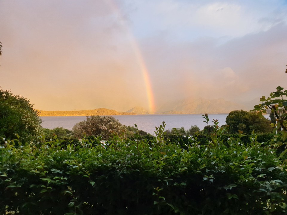 Neuseeland - Manapouri - Regenbogen über dem See Manapouri 