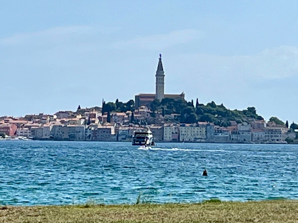 Kroatien - Rovinj - Blick auf Rovenj von der gegenüber liegenden Bdebucht